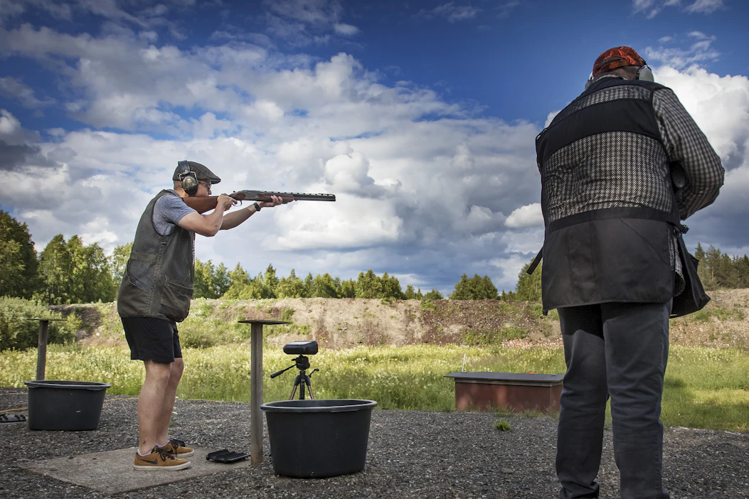 Ampumaratoja tarvitaan harjoitteluun. Kuvassa käynnissä trap-ammuntaa Hammaslahden ampumaradalla.