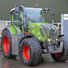 Muutostyön jälkeen traktorin tunnistaa sähkökäyttöiseksi akkumoduuleista ja alkuperäistä leveämmästä konepeitosta.