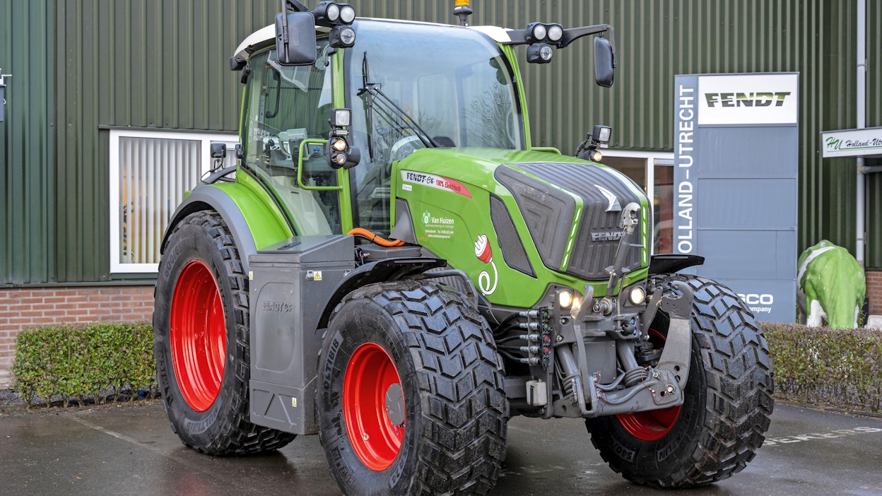 Muutostyön jälkeen traktorin tunnistaa sähkökäyttöiseksi akkumoduuleista ja alkuperäistä leveämmästä konepeitosta.