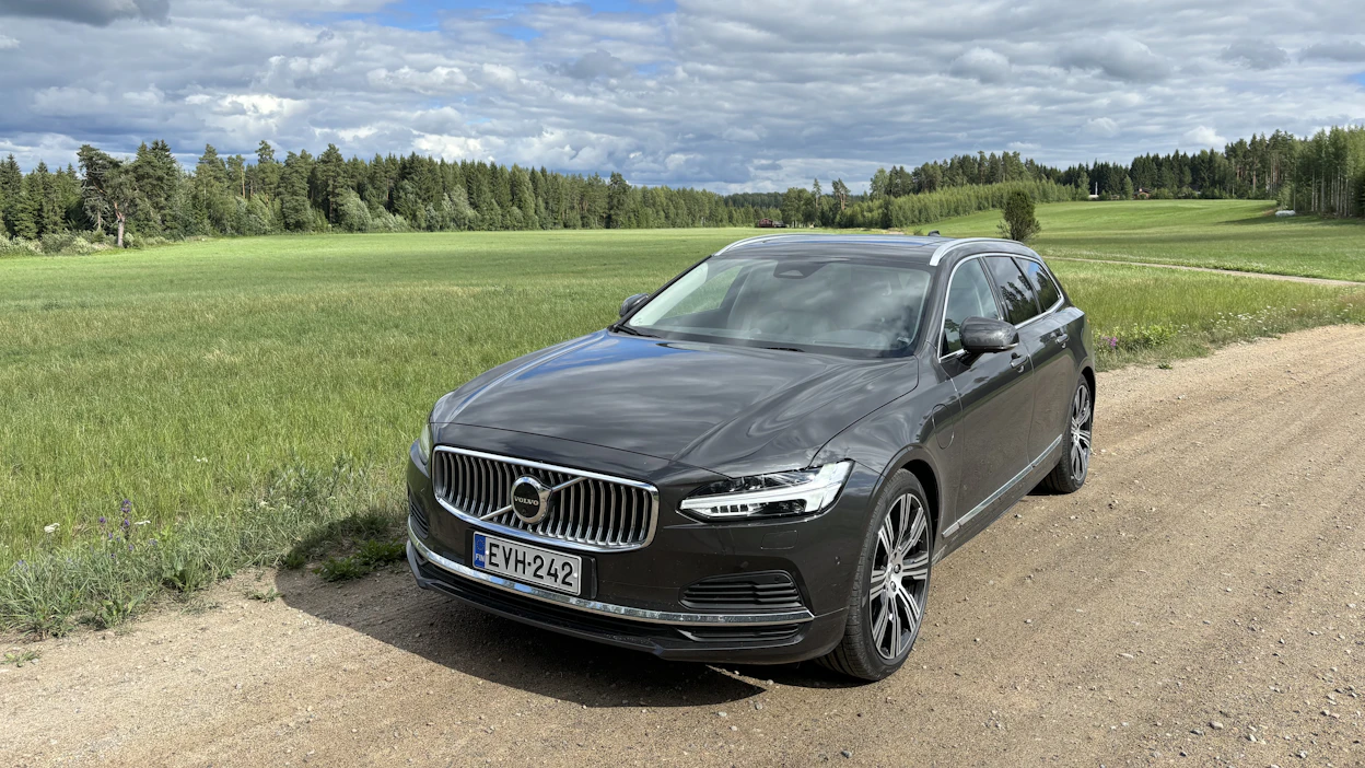 Volvon hyvän brändin takana on pitkällinen työ auton turvallisuuden ja laadun eteen. Kuvassa uusi V90.