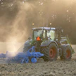 Fendt valikoitui testiryhmän suosikiksi peltoajossa hiljaisen ja ergonomisen ohjaamon sekä erittäin hyvin toimivan moottorin- ja voimansiirron ohjauksen ansiosta.