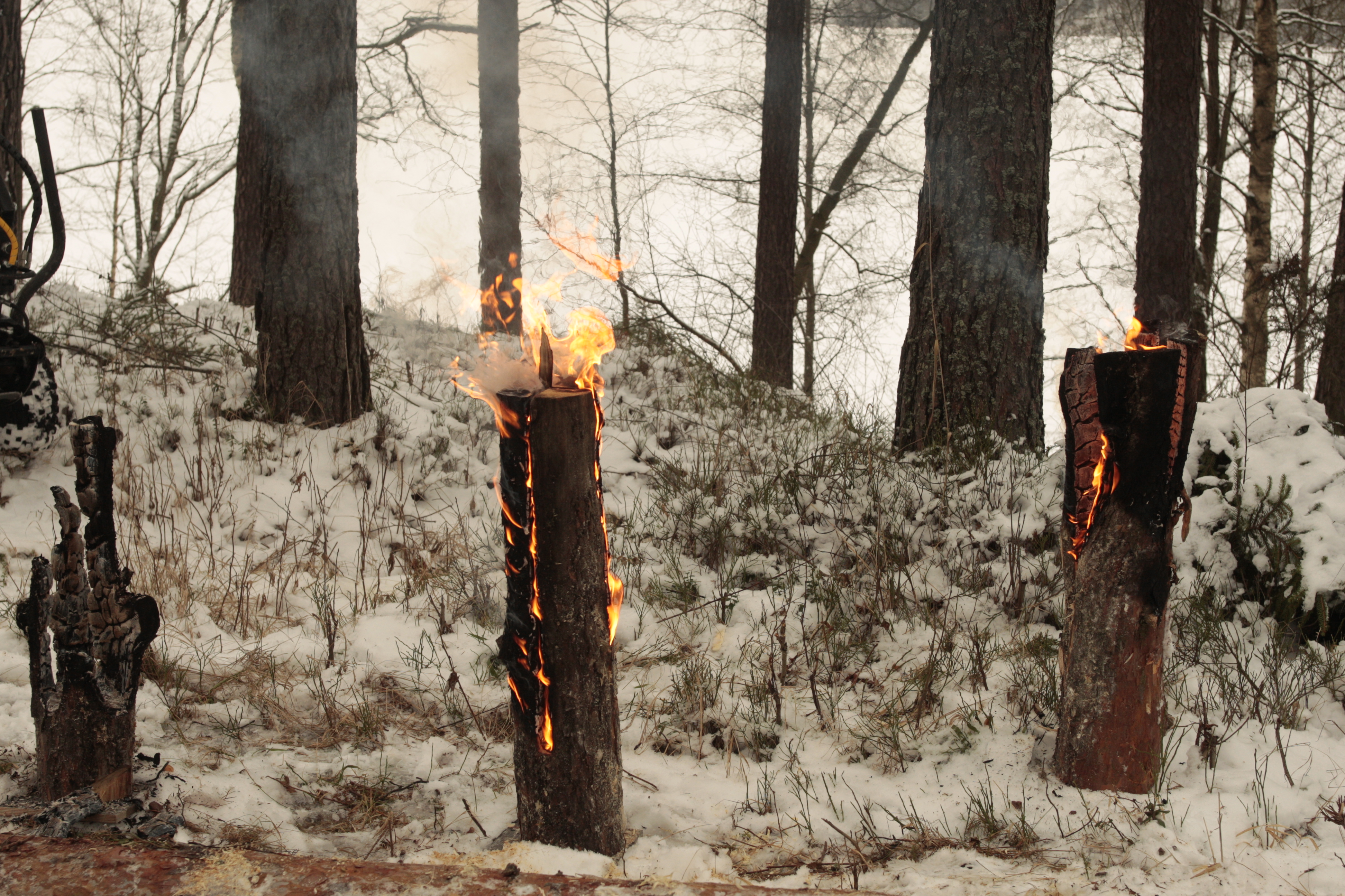 Lahden moottoritiellä sattui ketjukolari joulun alla ja syyksi epäiltiin maaseutunuorten joulutulia. Kuvan tulet eivät liity juttuun.