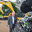 JCB:n vetyprojektiin on investoitu 100 miljoonaa puntaa. Lordi Bamford esittelee Mercedes-Banz Sprinteriin jälkiasennettua vetypolttomoottoritekniikkaa. Hän korostaa, että vety on yksi varteenotettava vaihtoehdoista päästä hiilineutraliustavoitteisiin.
