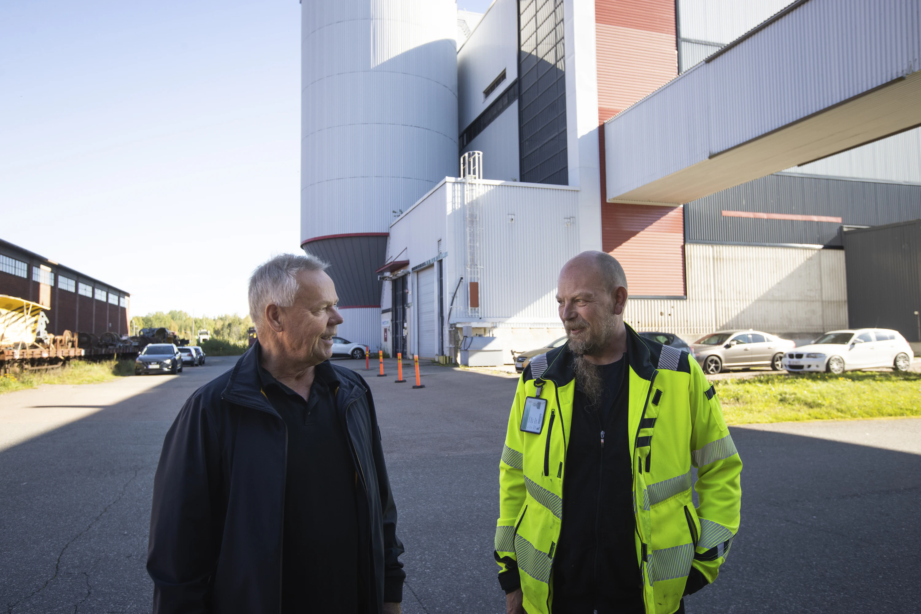 Kiinteistösijoittamiseen erikoistunut vantaalainen yhtiö Redeve Oy omistaa nykyään Voikkaan, Myllykosken ja Kajaanin entiset paperitehtaat. Kuvassa ovat Redeven toimitusjohtaja Jari Lahtinen (vas.) ja Redeven kiinteistöpäällikkö Harri Kuoppala.