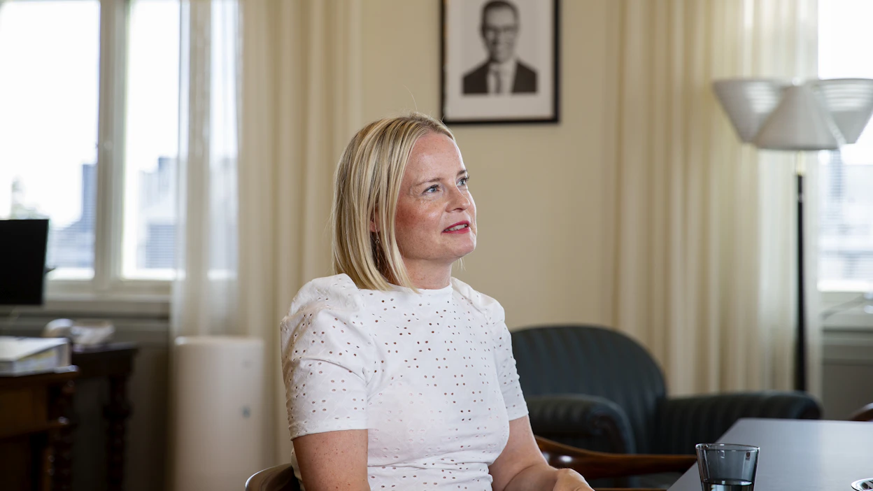 Valtiovarainministeri Riikka Purra (ps.) kertoo hallituksen olevan edelleen sitoutunut tavoitteeseen julkisen talouden tasapainosta. Nykyarviossa siitä ollaan 2026–2027 noin miljardin päässä.