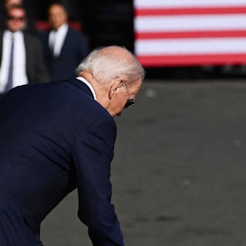 Yhdysvaltain istuva presidentti, 81-vuotias Joe Biden, pyrkii toiselle kaudelle demokraattien ehdokkaana. Hänen fyysistä ja henkistä kuntoaan kuitenkin epäillään erinäisten kompurointien ja muistikatkosten vuoksi.
