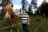 Maatalouden kysymykset tulivat Atte Kalevalle läheisemmiksi, kun hän osallistui Farmi Suomi -televisiosarjaan. Kuvassa Kaleva on Säpinä-suomenhevosen kanssa.