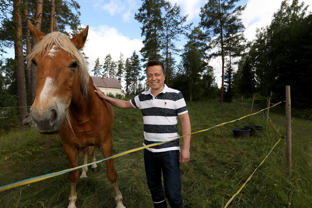Maatalouden kysymykset tulivat Atte Kalevalle läheisemmiksi, kun hän osallistui Farmi Suomi -televisiosarjaan. Kuvassa Kaleva on Säpinä-suomenhevosen kanssa.