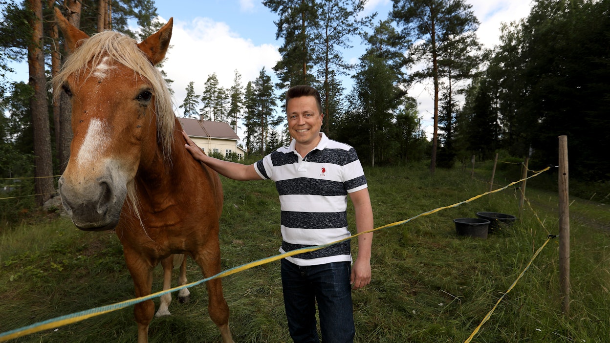 Maatalouden kysymykset tulivat Atte Kalevalle läheisemmiksi, kun hän osallistui Farmi Suomi -televisiosarjaan. Kuvassa Kaleva on Säpinä-suomenhevosen kanssa.