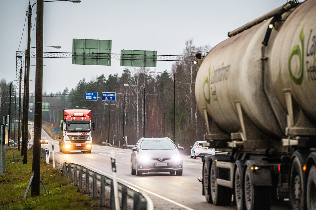 Verotuksessa matkakuluvähennyksen voi tehdä halvimman kulkuneuvon mukaan.