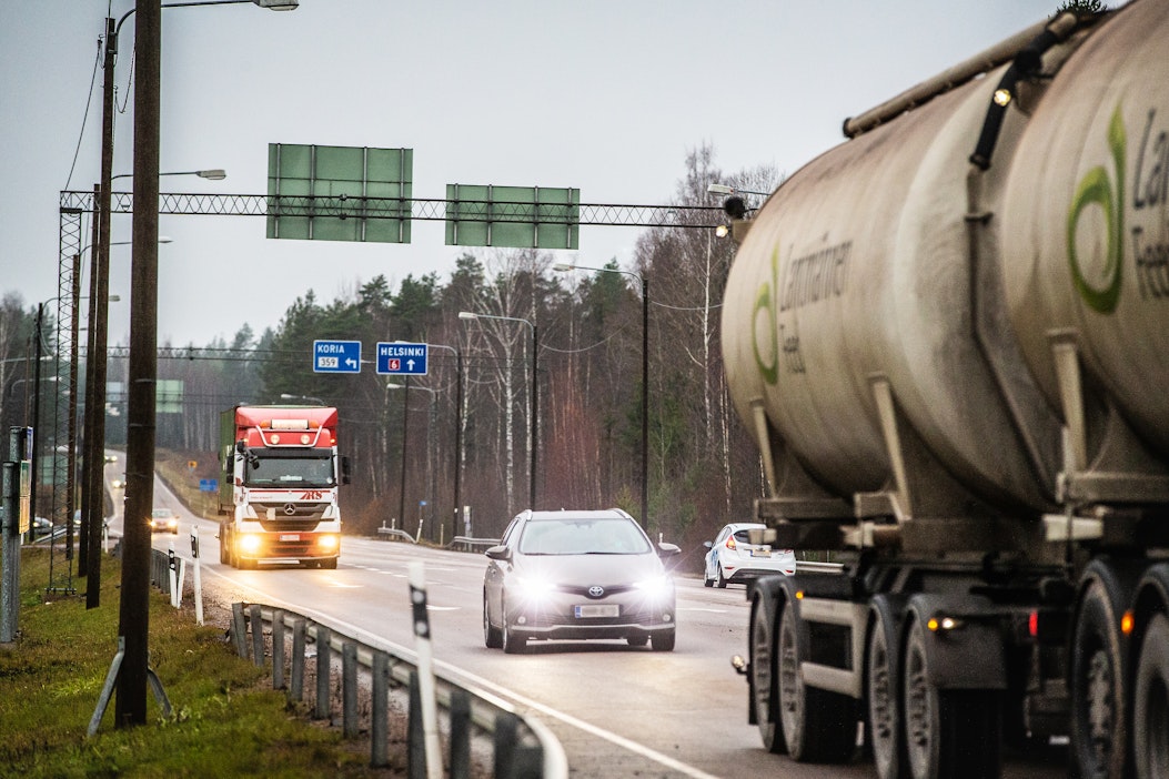 Verotuksessa matkakuluvähennyksen voi tehdä halvimman kulkuneuvon mukaan.