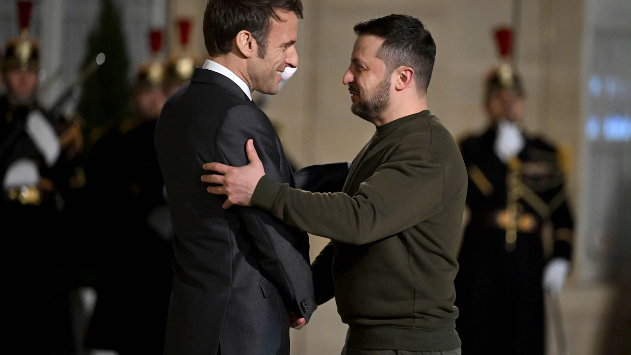 Ukrainan presidentin Volodymyr Zelenskyin (kuvassa oikealla) odotetaan esittävän huippukokoukselle jälleen ponnekkaasti Ukrainan tukemista. Vasemmalla Ranskan presidentti Emmanuel Macron.