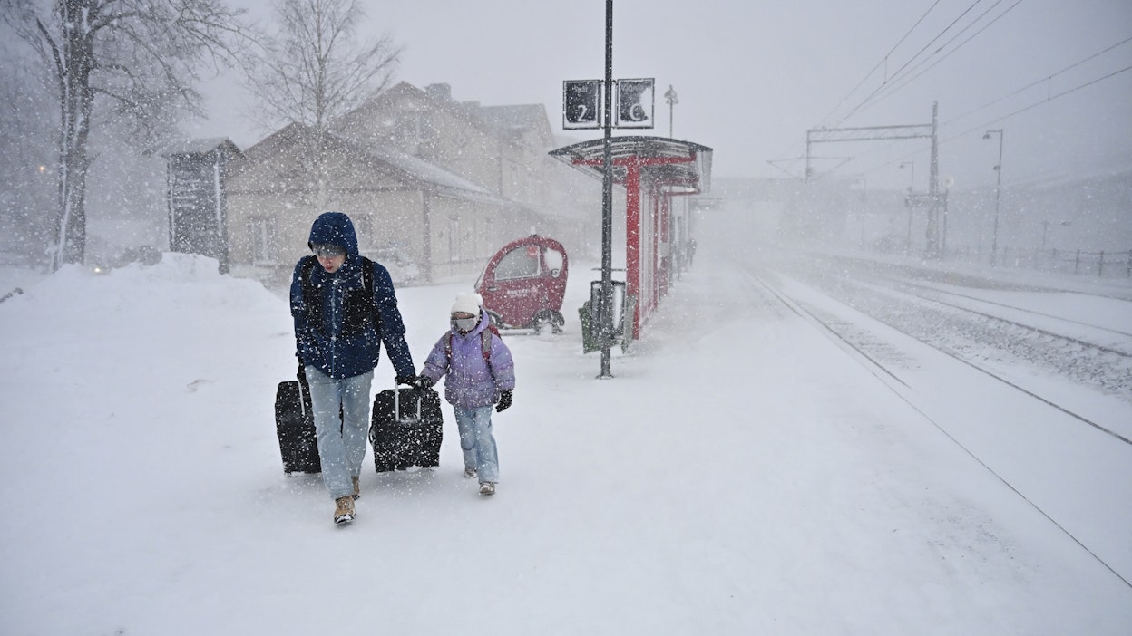 Ruotsia riepotellut talvimyrsky vaati ainakin kolme kuolonuhria.