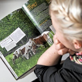 Suomen lasten luontokirja valittiin vuoden luontokirjaksi.
lukeminen kirja