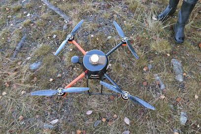 Kuvauksia tehdään tällä hetkellä GeoDrone X4L -mallilla, joka on valmistajansa VideoDrone Finland Oy:n pienempi malli. Hiilikuiturunkoisen dronen maksimi lentopaino on 6,4 kiloa ja lentoaika mittauksissa on ollut tunnin luokkaa. Drone on varustettavissa erityyppisillä kameroilla ja antureilla.