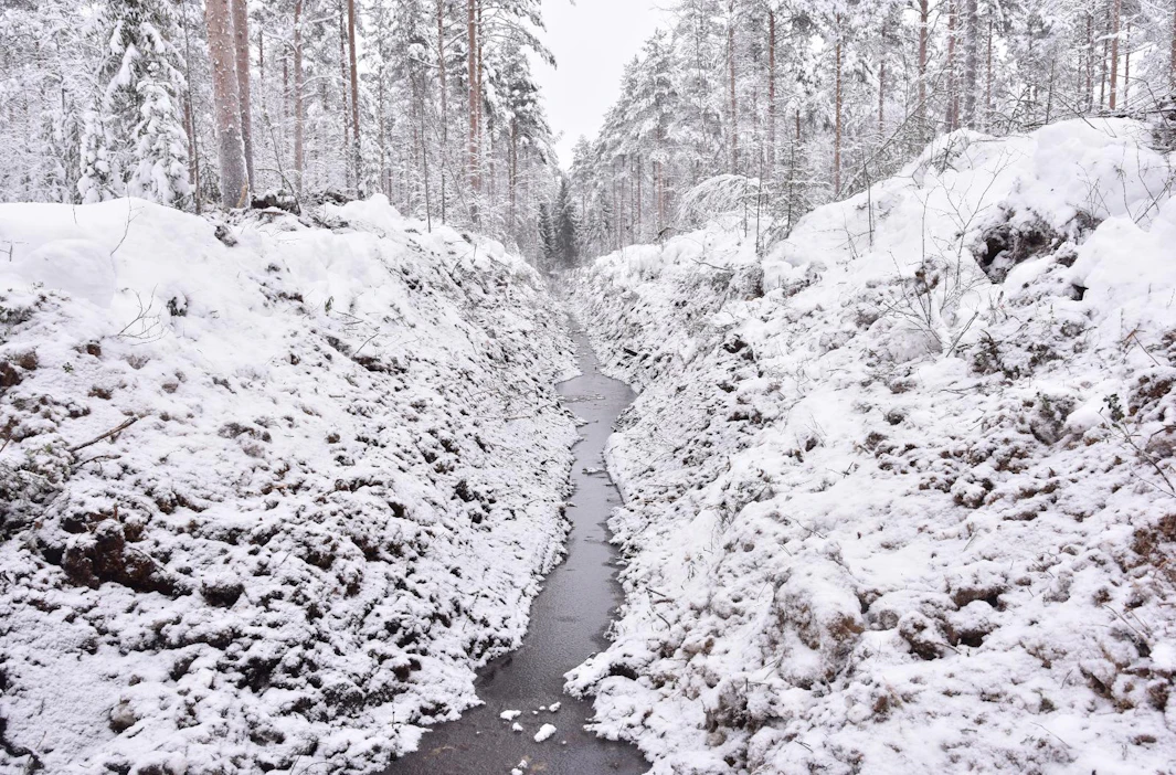 Vesi juoksee taas yli 30 hehtaarin Hakoissuolla. Lähivesistöjä suojellaan kolmella laskeutusaltaalla ja yhdellä pohjapadolla.