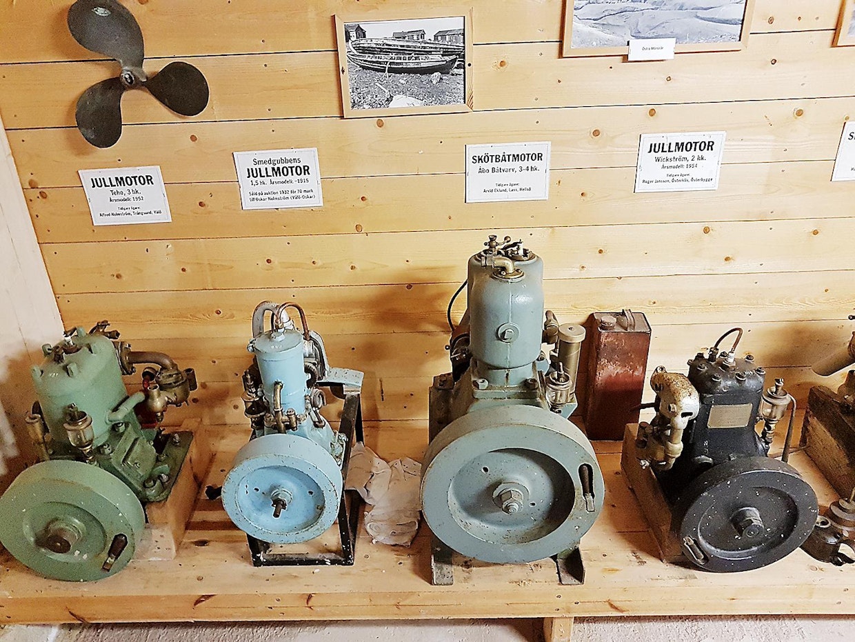 Polttomoottorit alkoivat yleistyä 1930-luvulla. Kuvassa on osa Kökarin museon venemoottoreiden kokoelmaa. Maalla ja merellä käytettiin pitkälti samaa tekniikkaa – olennaisin ero oli jäähdytystavassa. Tekniikka ja myös monet valmistajat – esimerkiksi Wickström ja Olympia – olivat vahvoja tekijöitä vene- ja maamoottoreiden valmistajina.