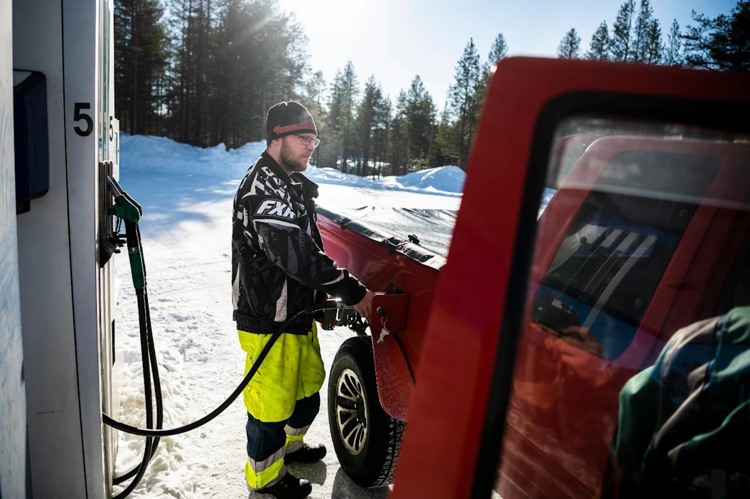 Janne Haara tankkasi autoaan Savukoskella keskiviikkona. Hän pelkää polttoaineen hinnan kallistuvan entisestään.