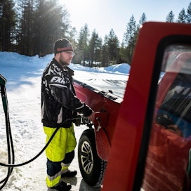 Janne Haara tankkasi autoaan Savukoskella keskiviikkona. Hän pelkää polttoaineen hinnan kallistuvan entisestään.