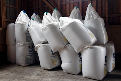 Tutkija ehdottaa, että haitalliseksi osoitetut torjunta-aineet ja lannoitteet pitää panna verolle.