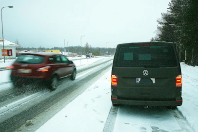 Moni kiireinen autoilija kuvauttaa itsensä poliisin kamera-autolla.