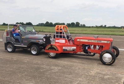 Vanhasta Allis Chalmersista rakennettu traktori ylsi 175 kilometrin huippunopeuteen kesällä Arkansasissa.