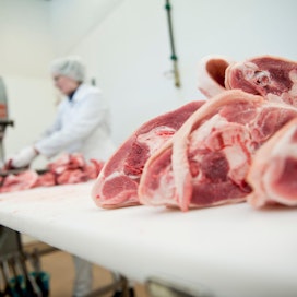 MTK-liittojen puheenjohtajien mielestä tuottajien omistamien lihatalojen pitäisi vaatia kaupalta korotuksia tuotteiden hintoja, kun kuivuus on lisännyt tuotannon kustannuksia.