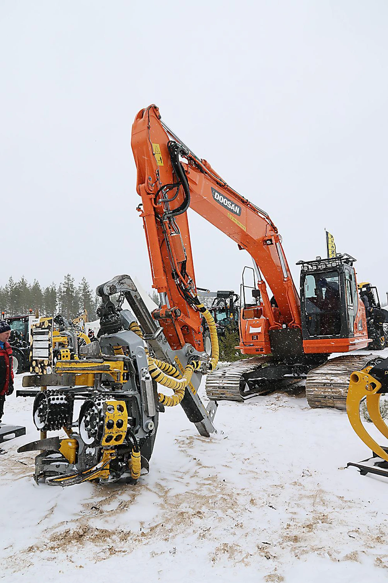 Kesla on panostanut viime vuosina vahvasti metsäkäyttöön varusteltuihin kaivukoneisiin. Näyttelyssä oli esillä järeämmän pään versio: Doosan 235LCR varustettuna Kesla RH 27 II -hakkuupäällä.