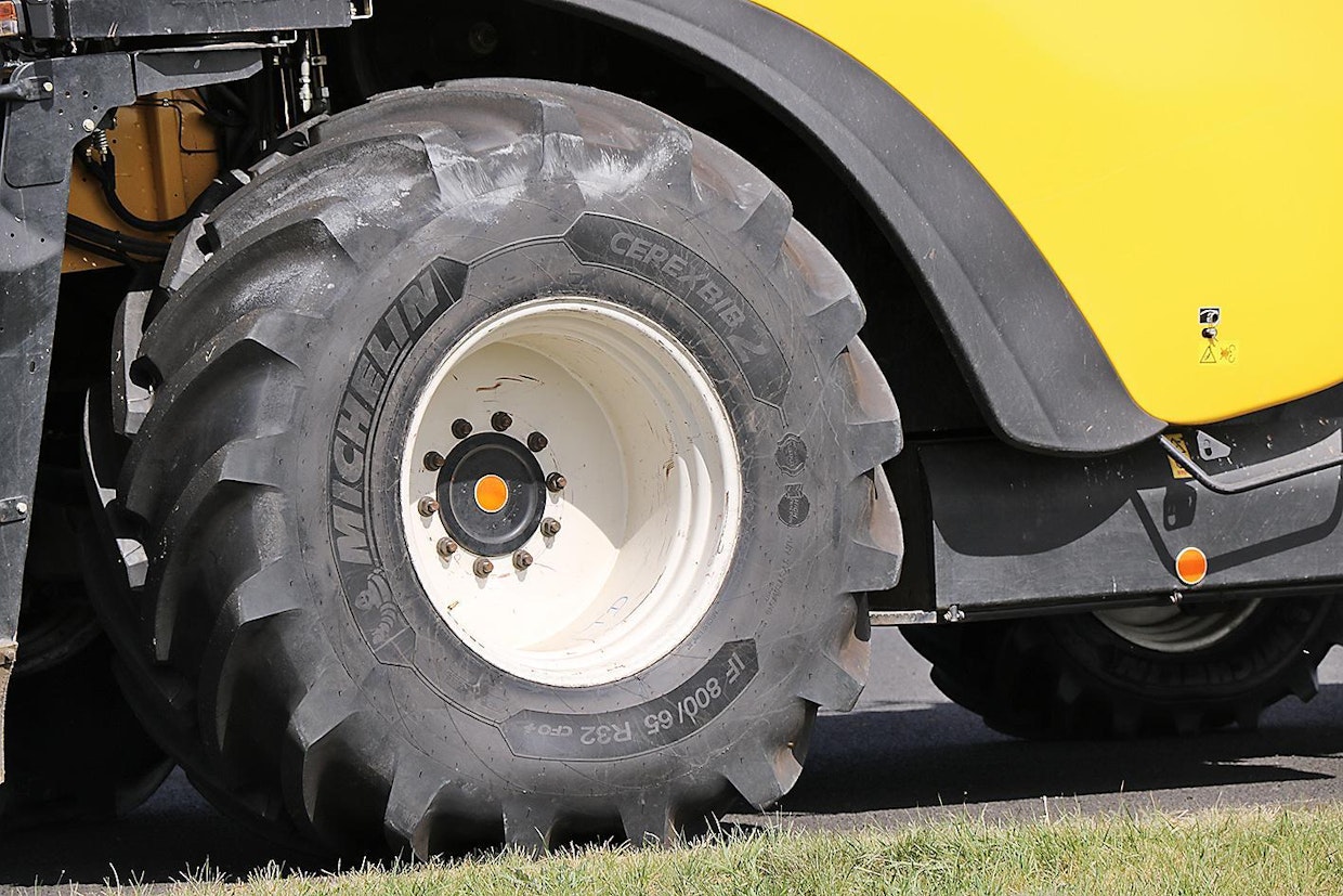 Kaikilla merkittävillä rengasvalmistajilla on osastot Agritechnicassa. Rengaskehitys etenee kovan kilpailun vauhdittamana: kantavuudet kasvavat, vaikka samalla tarvittavat rengaspaineet laskevat. Kuvassa Michelin Cerexbib 2, joka on korjuukoneisiin tarkoitettu rengas, jolla on iso kosketuspinta, mutta jolla voidaan ajaa silti 40 km/h nopeutta alhaisella paineella.