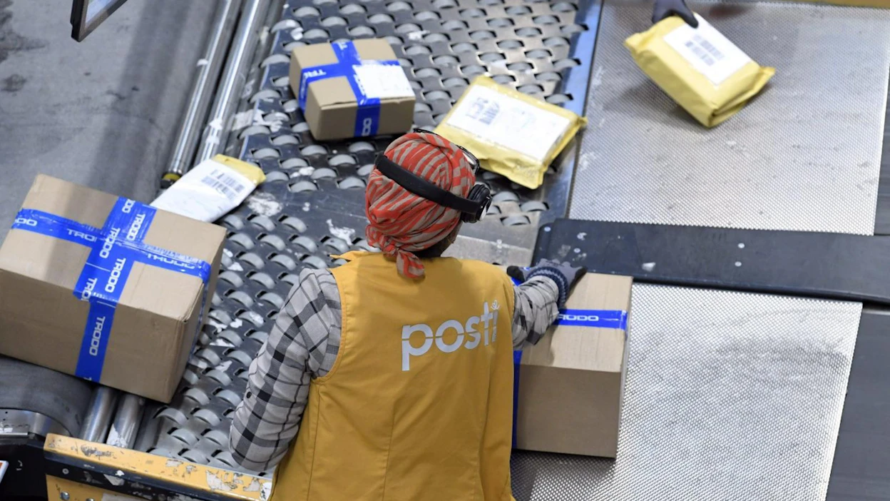Postin tulos parani koronaviruksen talousvaikutuksista huolimatta. Esimerkiksi maaliskuun viimeisinä viikkoina yhtiön pakettimäärät kasvoivat uuteen ennätykseen. LEHTIKUVA / MARKKU ULANDER