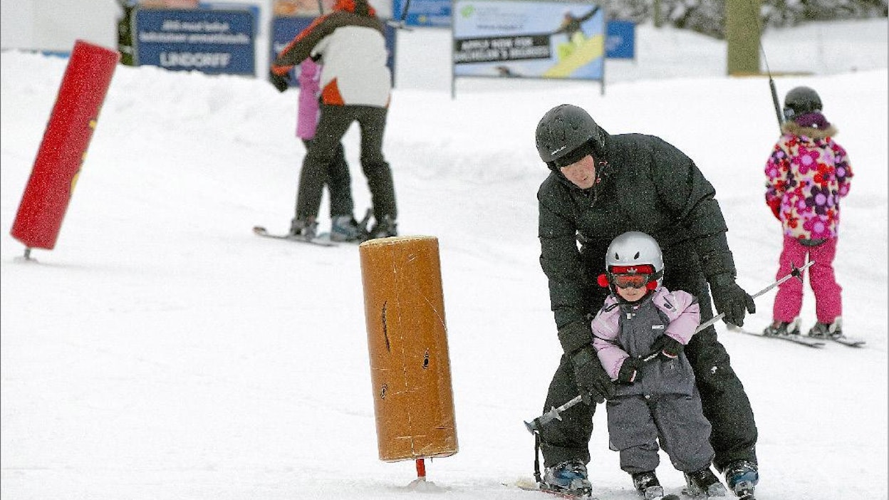 Jari ja Aurora Paasikivi laskettelivat perjantaina Vuokatissa. Rinteissä ei ollut ruuhkaa eikä hisseihin jonoja, vaikka hiihtolomaviikko oli vilkkaimmillaan. Arto Tulima