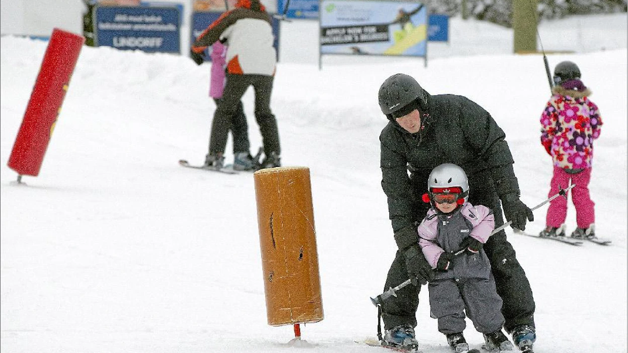 Jari ja Aurora Paasikivi laskettelivat perjantaina Vuokatissa. Rinteissä ei ollut ruuhkaa eikä hisseihin jonoja, vaikka hiihtolomaviikko oli vilkkaimmillaan. Arto Tulima