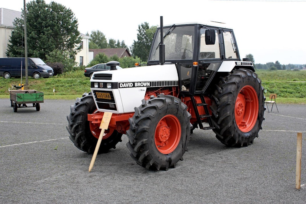 David Brown 1690 Turbo 4WD -traktoreita käytiin myös Englannin  kuningattaren maatiloilla – eräässä vaiheessa 1690 oli Suomen eniten myyty  yli 100 hv:n traktori - Weteraani - Koneviesti