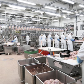 Atria kirjasi yrityskaupasta noin 2 miljoonan euron myyntivoiton. Kuvituskuva Atrian Nurmon siipikarjatehtaalta.