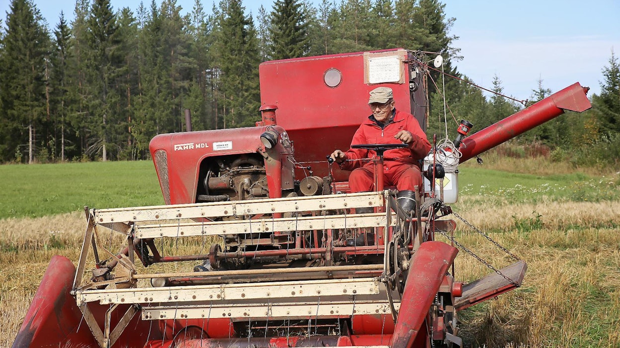 Mitäpä sitä hyvää ja toimivaa puimuria vaihtamaan, tuumaa Matti Kärkkäinen ja jatkaa puimista. Tämä on 60. yhteinen syksy Matti Kärkkäisellä ja Fahr MDL:llä.