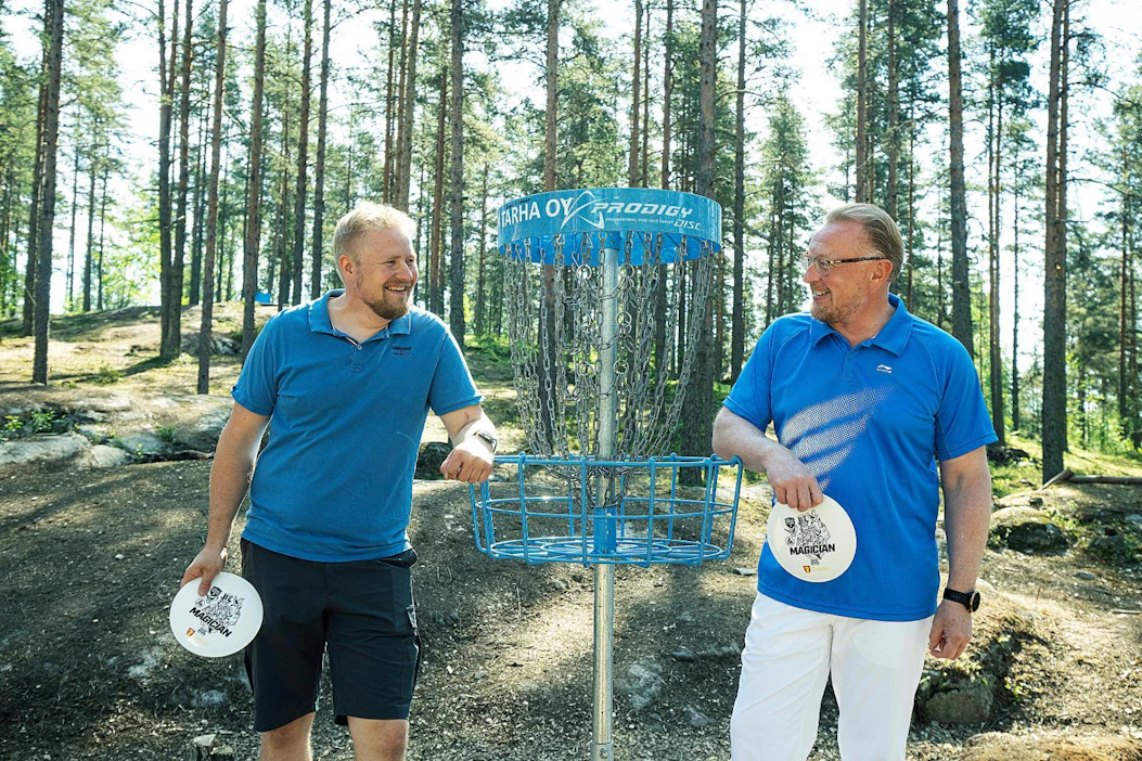 Oripään Urheilijoiden puheenjohtaja Janne Paju (vas.) ja Oripään kunnanjohtaja Timo Tolppanen Oripäässä Okra-frisbeegolfradalla.