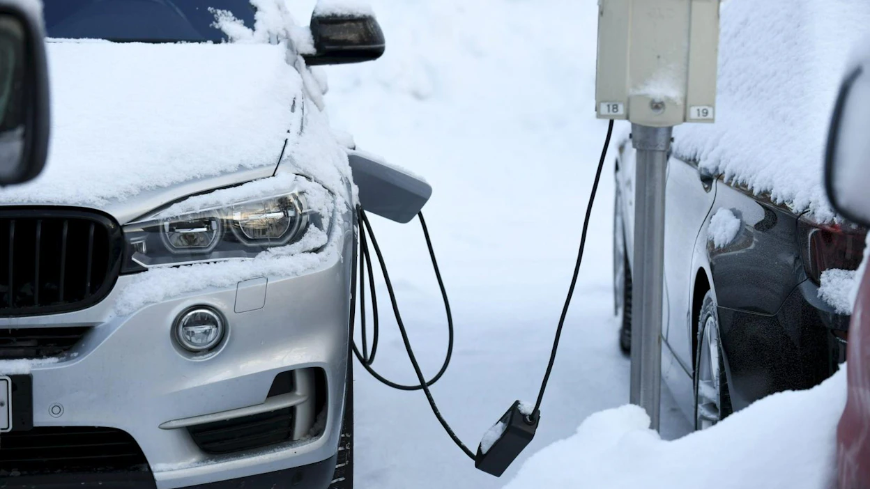 Sähköautojen määrää Suomessa pyritään lisäämään voimakkaasti kuluvan vuosikymmenen loppuun mennessä. LEHTIKUVA / Heikki Saukkomaa