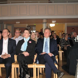 Ennakkoäänien tuloksia seurattiin Pertti Hakasen vaalivalvojaisissa (oik.) Vammalan seurantalolla. Puoliso Seija ja vaalipäällikkö Niko Pikkuaho olivat mukana jännittämässä.