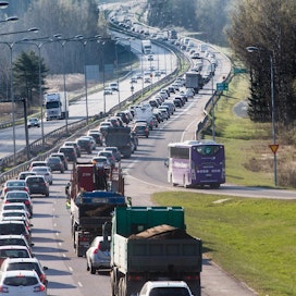 Liikenne on yksi merkittävä kasvihuonekaasujen kuten hiilidioksidin lähde.