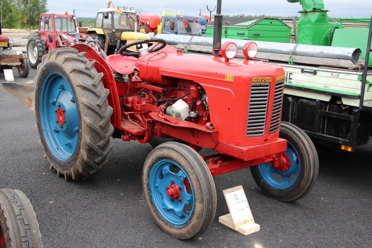 Tämä traktori tunnetaan meillä David Brownin 900-mallina, mutta Ruotsissa se on David Brown 40D. Ensimmäisiin jakajapumpulla varustettuihin traktoreihin kuuluvassa Taavetissa on 40 hv:n 4-sylinterinen suorasuihkutusdiesel, 6-nopeuksinen kertojavaihteisto ja tehoon nähden sopiva 1 890 kilon työpaino. Sitä tehtiin  13 770 kappaletta välillä 1956–58. (Tornio)