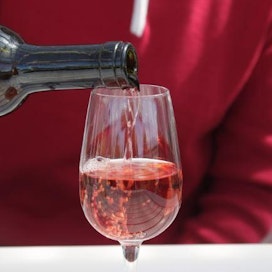 Talousjohtajan mukaan Simonkadun Maalaistentalossa tarjotaan viinejä äärimmäisen harvoin.