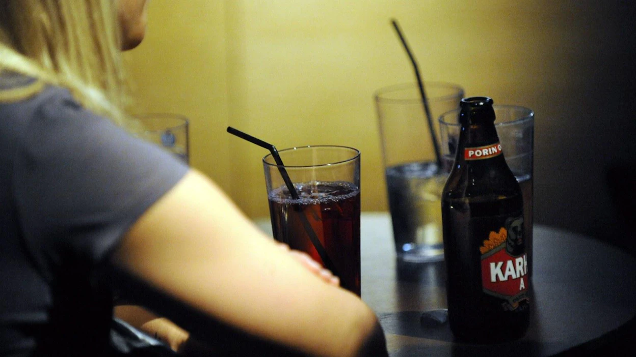 Oikeuslääkärin mukaan yleisimpänä tyrmääjänä toimii nimenomaan alkoholi, vaikka omaa liiallista alkoholinkäyttöä ei aina haluta tunnistaa. LEHTIKUVA / SARI GUSTAFSSON