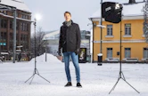 Jussi Vatanen tekee työtä Helsingin parrasvaloissa, mutta kotitila Savossa on olennainen osa arkea. "Minulle on langennut tällainen rooli maaseudun ja kaupungin vastakkainasettelun liennyttäjänä."