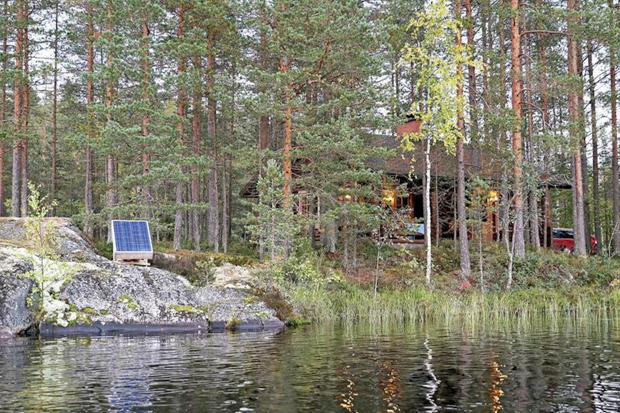 90 watin aurinkopaneeli on melko huomaamattoman kokoinen, mutta riittää tuottamaan valaistuksen ja kännykän latauksen tarvitseman virran seuraavan aurinkoisen päivän aikana.