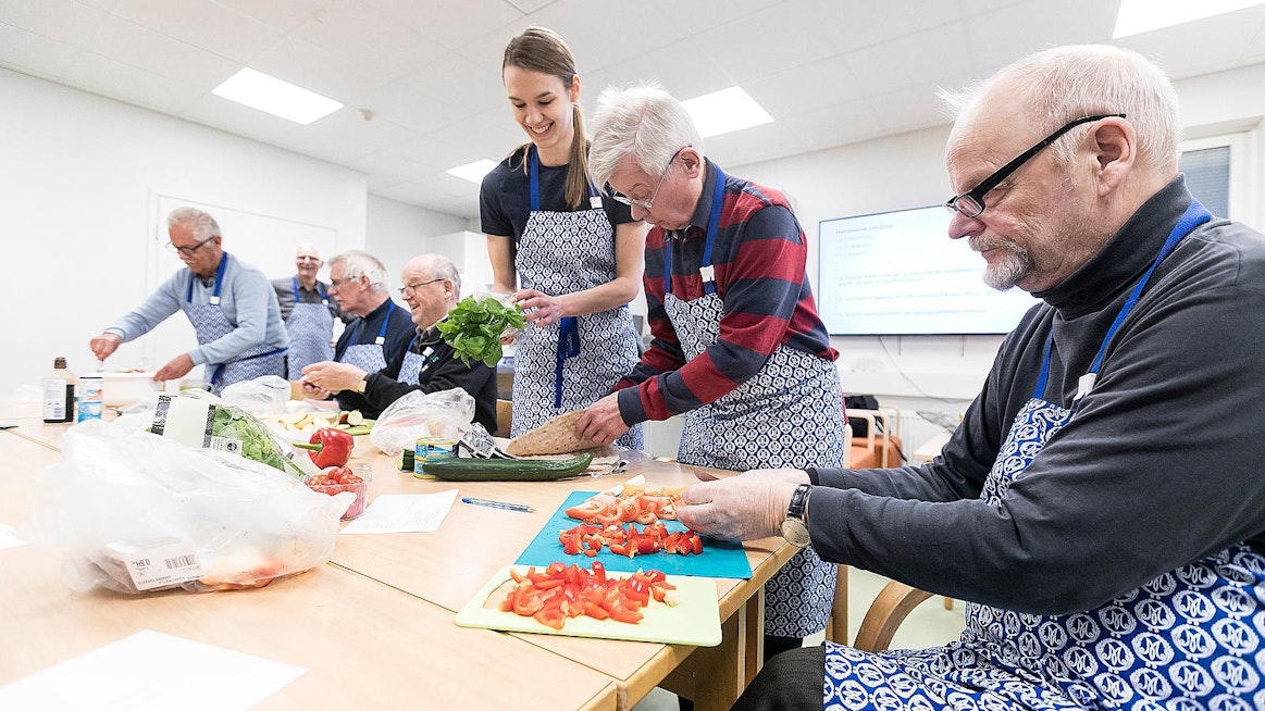 Matti Kaperi (edessä) on saanut ikämiesten ruokakurssilta muun muassa uusia kalaruokaideoita. Kuvassa myös vasemmalta Jorma Köntti, Tapani Rajala, Matti Ojala, Tuomo Vuojolainen, opettaja Heli Virtanen ja Seppo Järvenpää.