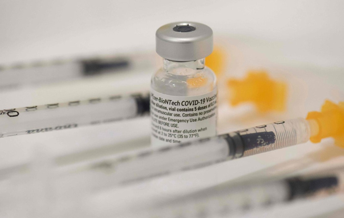 Ilta-Sanomien mukaan Suomessa on heitetty jopa satoja koronarokoteannoksia hukkaan. LEHTIKUVA/AFP