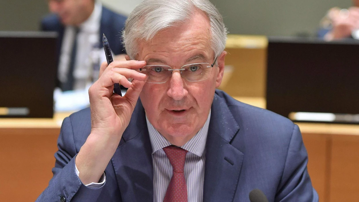 Barnier kommentoi Brysselissä Britannian kaoottiselta vaikuttavaa erotilannetta.