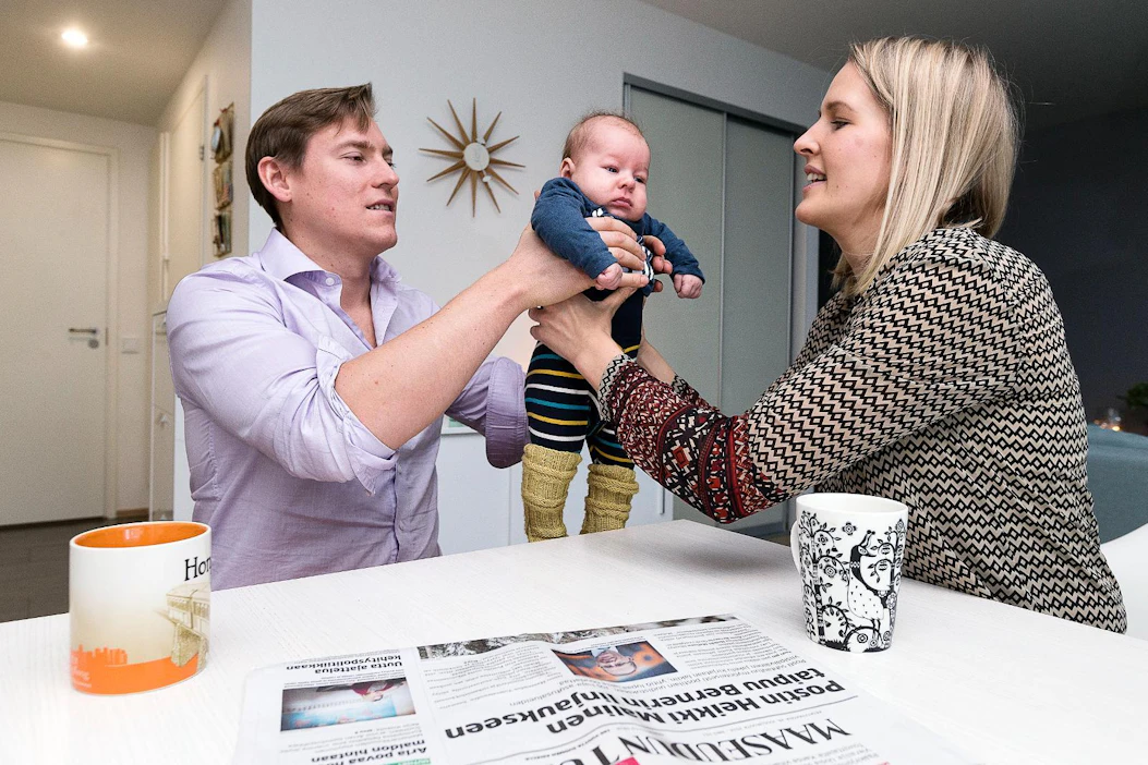 Helsingin Lauttasaaressa asuvat Heta Kärki ja Jaakko Niskanen tilasivat Maaseudun Tulevaisuuden kolmeksi kuukaudeksi. Heta seuraa myös lehden verkkosivuja, ja hän kiittelee, ettei otsikoinnilla haeta pelkkiä klikkejä vaan kerrotaan, mitä uutinen pitää sisällään.