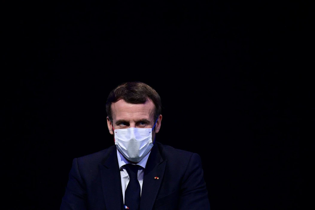 Presidentti Emmanuel Macron jatkaa tehtäviensä hoitamista etätyönä koronatartunnasta huolimatta.