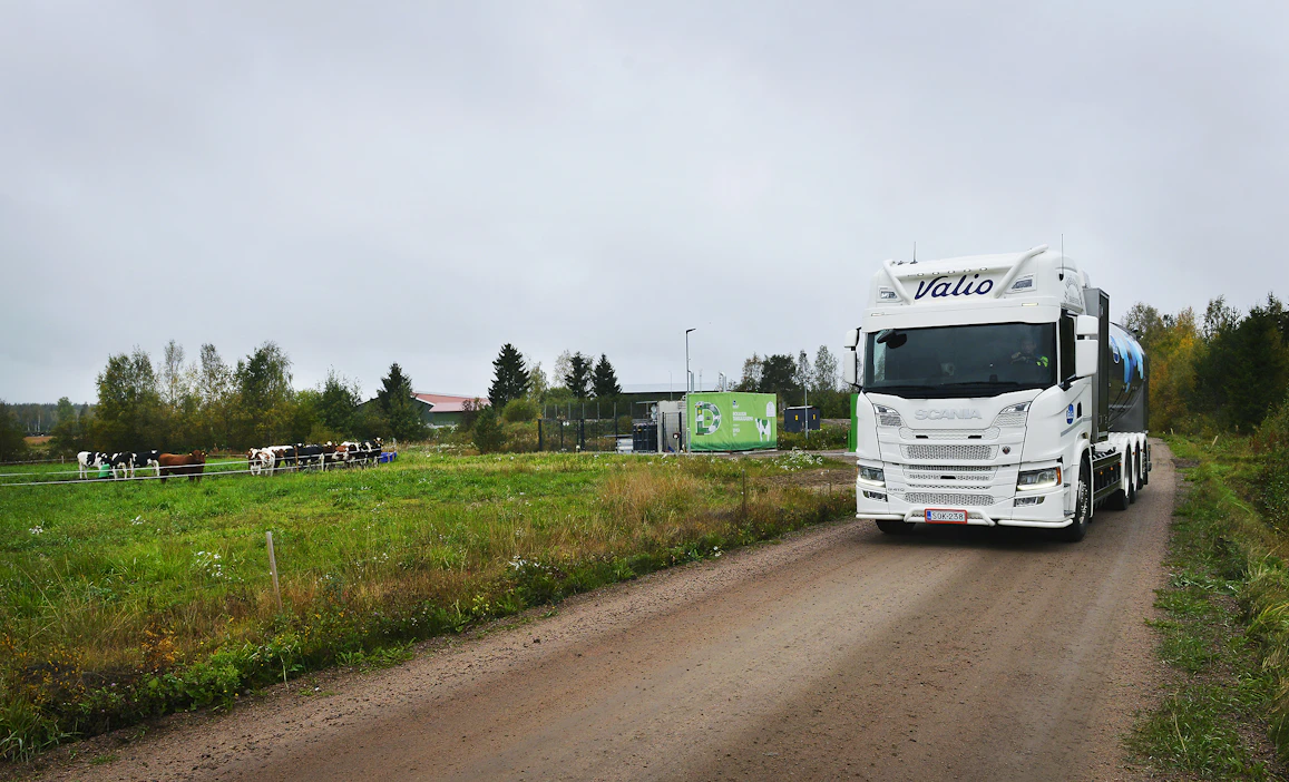 Yksi käyttökohde nesteytetylle biokaasulle on Valion omissa maitoautoissa. Kuvassa biokaasulla tankattu maitoauto Haapajärvellä.